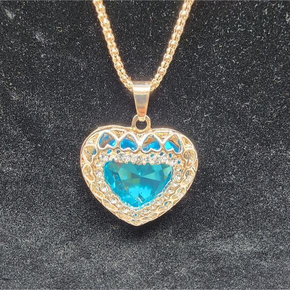 Betsey Johnson New Blue Aqua Crystals Heart Necklace Rose Gold Chain 28" NWT - Picture 3 of 8